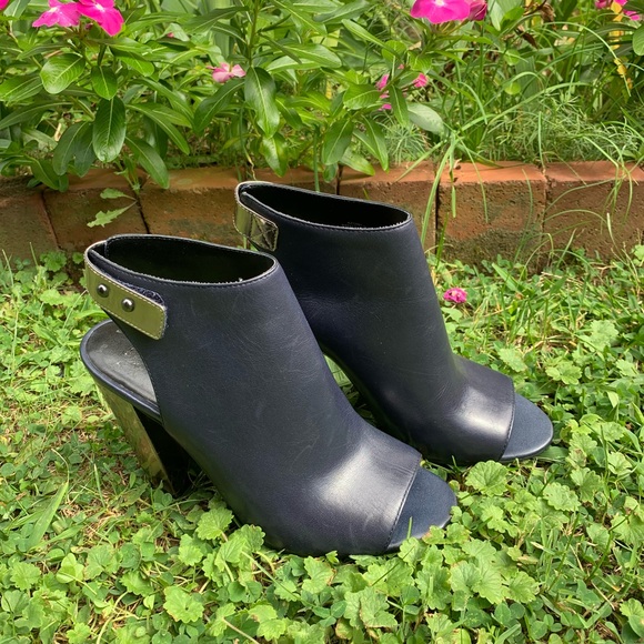 🦋 🎉HP🎉 NWOT Halston Navy Leather Bootie - 7M - Picture 5 of 8